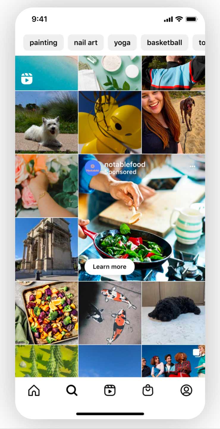 Print do Instagram aberto na aba Explorar, com um anúncio em um quadrado maior que os demais da grade.
