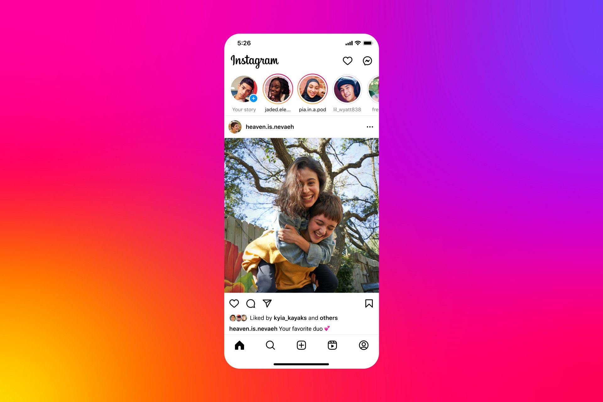 Print da tela inicial do Instagram em um iPhone, mostrando o novo menu de navegação sem a aba das lojas.