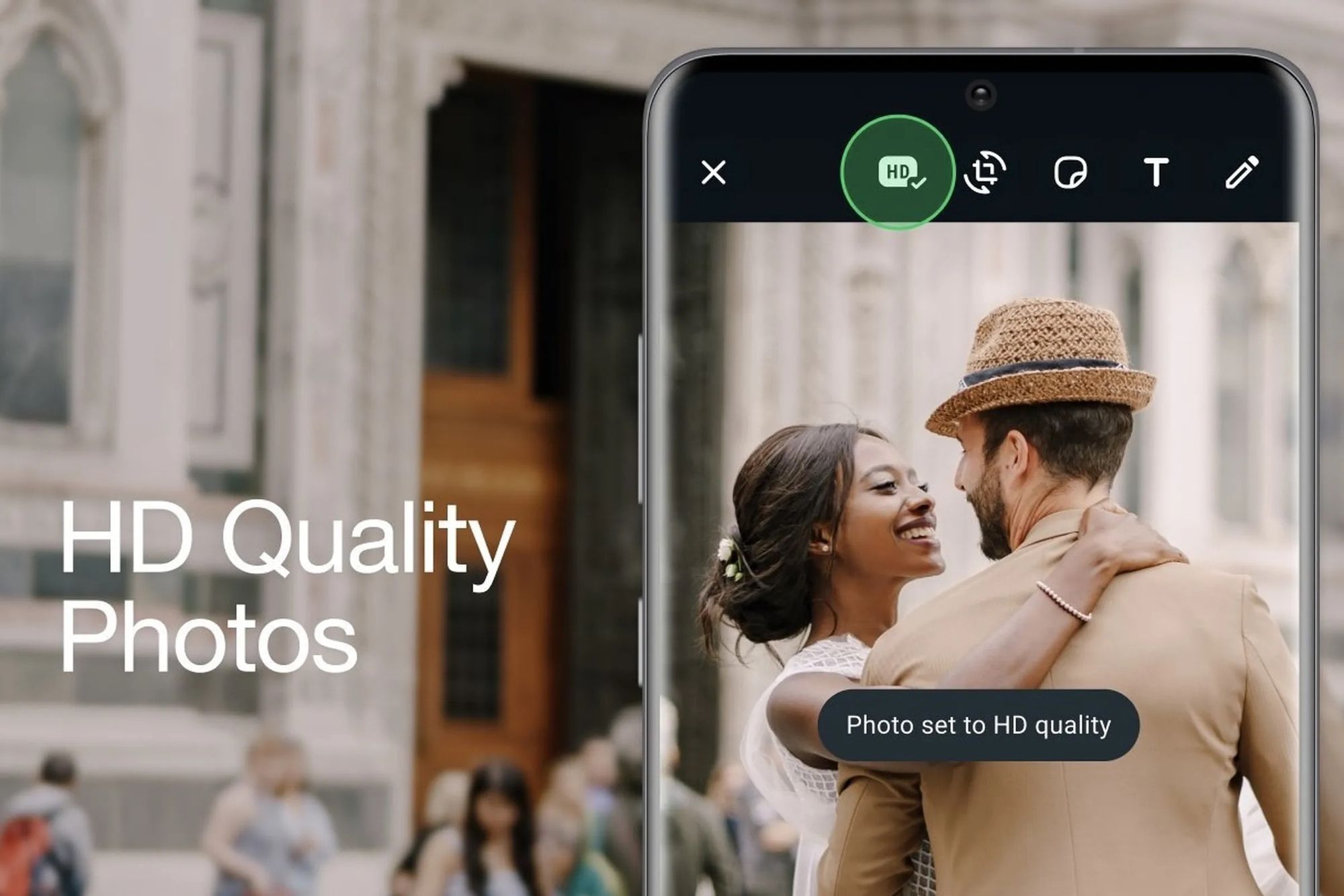 Um celular na interface de foto do WhatsApp, destacando o botão “HD”. Ao lado, em inglês, “Fotos em qualidade HD”.